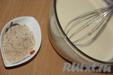 Перемешать блинное тесто венчиком до однородности. Очищенные орехи поместить в чашу блендера и измельчить в муку (или мелкую крошку).