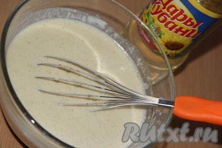 Всыпать ореховую крошку в тесто и перемешать. Влить растительное масло и снова перемешать. Тесто для приготовления блинов с припёком из орехов получится достаточно жидким, но и жидким, как вода, оно быть не должно. Дать тесту отдохнуть в течение минут 15.