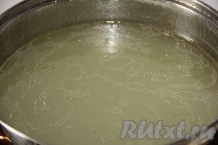 Говядину залить 3-3,5 литрами воды, довести до кипения, затем уменьшить огонь и варить, примерно, 1 час. Мясо вынуть, бульон процедить.