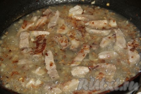 Добавить к говядине с луком немного бульона, как на фото, накрыть сковороду крышкой и потушить мясо на минимальном огне 10 минут.
