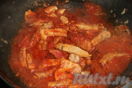 Затем к мясу и луку добавить томатную пасту, хорошо перемешать, потушить 5 минут под крышкой, а затем выложить в кипящий бульон. Если есть свежие помидоры, можно их использовать вместо томатной пасты, очистив от шкурки и натерев на тёрке.&nbsp;
