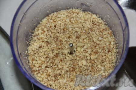Орехи измельчить в блендере или с помощью ножа не очень мелко, как на фото. Добавить их в кастрюлю с бульоном.
