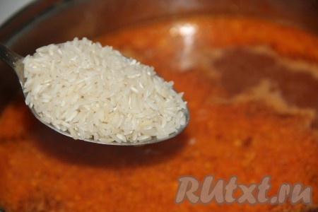 Следом за орехами отправить рис, перец, соль, хмели-сунели, дать закипеть, а затем варить харчо из говядины на небольшом огне до готовности риса (минут 15).