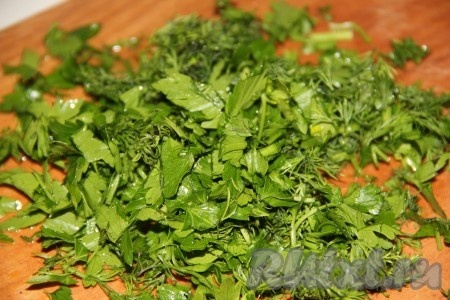 Когда рис будет готов, добавить в суп нарезанную зелень.&nbsp;
