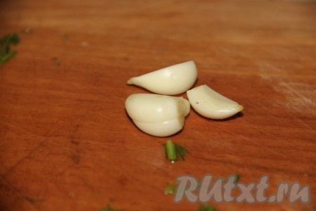 В самом конце добавить чеснок, пропущенный через чеснокодавилку, дать закипеть и выключить огонь.&nbsp;
