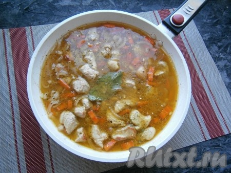 Всыпать по вкусу соль и перемешать.
