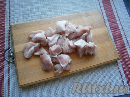 Для приготовления плова можно взять консервированную и отваренную фасоль. Если готовите с сухой фасолью, тогда лучше брать сухую белую "сахарную" фасоль - она варится достаточно быстро. Для отваривания белой сухой фасоли замочите её часов на 12 в холодной воде, а затем залейте чистой холодной водой и отварите до готовности (обычно 25-30 минут для варки "сахарной" фасоли достаточно, другие сорта варятся немного дольше) в кипящей воде. Воду солить нужно в конце варки. Отваренную фасоль откинуть на дуршлаг и дать полностью стечь воде. Если готовите с консервированной фасолью, тогда хорошо промойте её, а затем оставьте в дуршлаге, чтобы стела лишняя вода. Почистить морковь, чеснок и лук. Теперь можно приступать к приготовлению плова. Нарезать мясо на средние кусочки.
