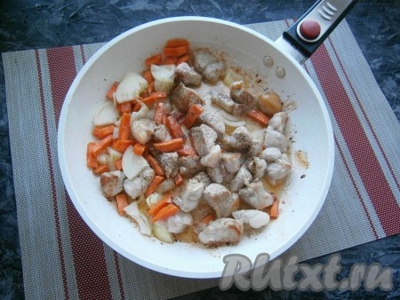 Обжарить мясо на растительном масле на сильном огне, перемешивая, до лёгкой румяности, затем добавить нарезанный четвертинами репчатый лук и нарезанную брусочками морковь, посолить, поперчить и обжарить около 3-4 минут на среднем огне.
