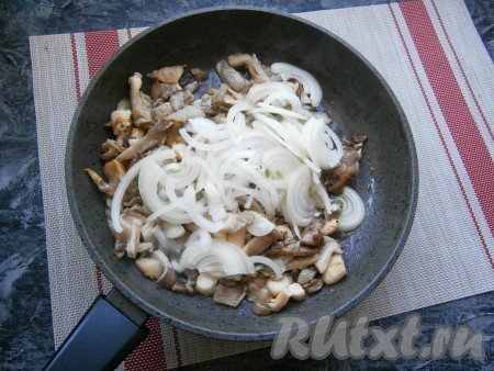 Обжарить грибы, помешивая, на среднем огне до тех пор, пока они не начнут зарумяниваться (5-6 минут), далее добавить к ним почищенный и нарезанный тонкими полукольцами лук.
