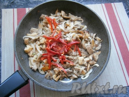 Сюда же добавить и нарезанный соломкой болгарский перец, соль, специи и чёрный молотый перец, перемешать и обжаривать, перемешивая, минут 5.
