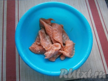 Приготовить начинку для пирога: филе рыбы разморозить (если было заморожено), промыть, удалить (если есть) кости.
