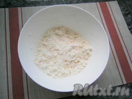 Перетереть руками получившуюся смесь в мелкую крошку.
