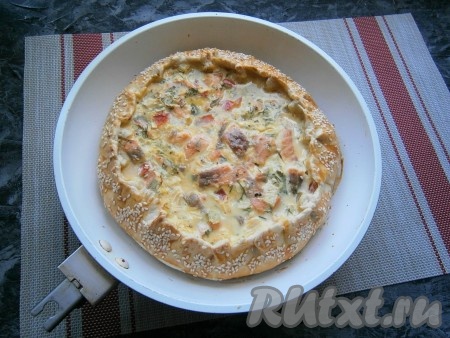 Выпекать рыбный песочный пирог в предварительно разогретой до 190 градусов духовке около 35 минут.
