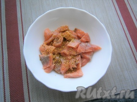 Нарезать рыбу средними кусочками, добавить лимонный перец, немного соли и щепотку сахара.
