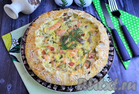 Песочный пирог с рыбой немного остудить, нарезать его на части и подать к столу. Выпечка получается очень вкусной, ароматной, нежной и сочной, всем советую!
