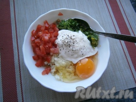 Сюда же добавить сырое яйцо, сметану и чёрный свежемолотый перец.
