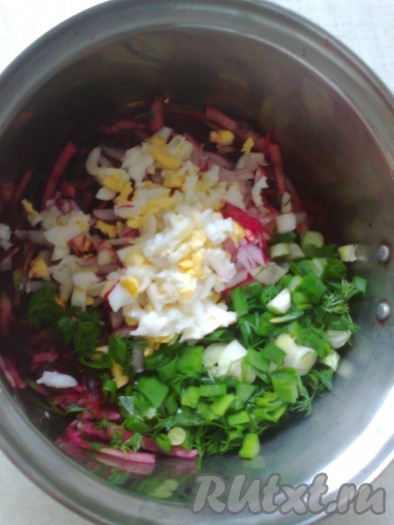 В кастрюле (или глубокой миске) соединить натёртые свеклу, яйцо, огурцы, редиску и зелень,
