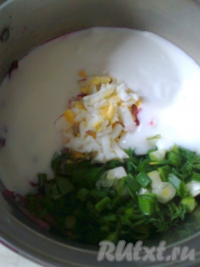 залить кефиром и йогуртом. Если йогурта нет, можно использовать только кефир, но йогурт придаёт блюду более нежный вкус.
