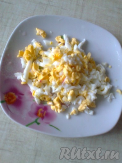 На средней тёрке натереть 1 варёное яйцо,
