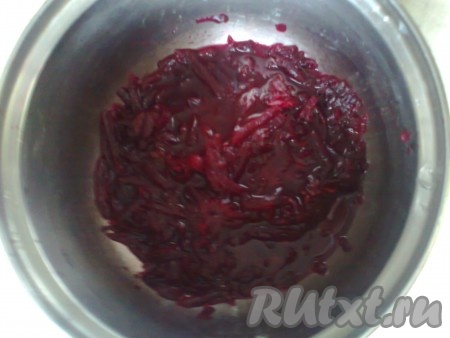 Ингредиенты рассчитаны на 4 порции. Готовить холодник быстро и просто. 
Сначала надо очистить варёную (или запечённую) свеклу и натереть на крупной тёрке. Залить натёртую свеклу водой и лимонным соком (чтобы получился яркий цвет).