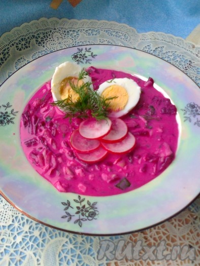 Налить холодник в тарелку. Выложить в каждую тарелку 1 разрезанное яйцо, 1/2 измельчённого зубчика чеснока, по желанию, можно добавить нарезанный кружочками редис (который мы оставляли для украшения) и зелень. И можно подавать на стол. 