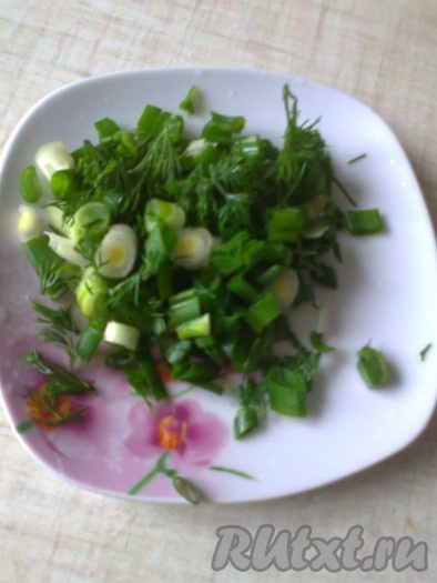 Зелёный лук и укроп нарубить мелко (часть зелени можно отложить для подачи). Зелень посыпать солью и перцем, слегка помять (для аромата).

