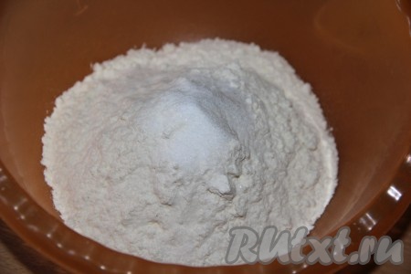 Муку просеять в миску, добавить соль.
