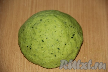 Замесить тесто. Тесто для пельменей, замешанное с добавлением шпината, получится эластичным и гладким.
