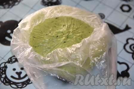 Поместить тесто в пакет и оставить на 1 час при комнатной температуре.
