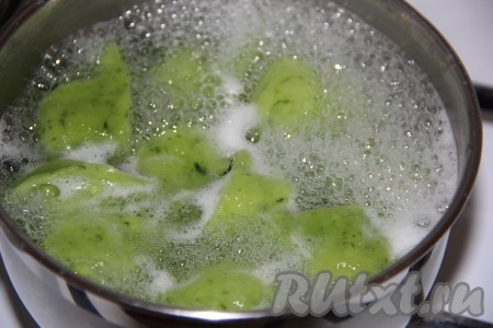 Воду для пельменей слегка посолить и довести до кипения. Опустить пельмени в кипящую воду и варить, с момента закипания, 10 минут.&nbsp;
