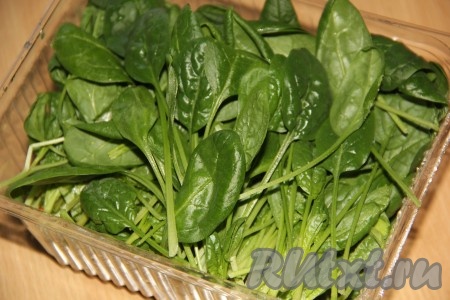 Шпинат (у меня свежий шпинат) перебрать и промыть под водой. Можно использовать и замороженный шпинат.
