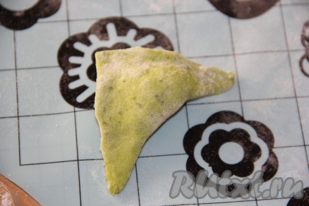 Сформировать треугольник из каждого квадратика из теста с начинкой (как на фото) и хорошо защипнуть края.
