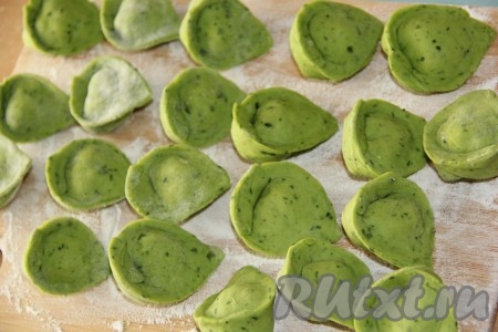 Скрепить края теста, как на фото.
