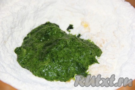 Шпинат измельчить в блендере в пюреобразную массу. Добавить шпинат и воду в тесто.
