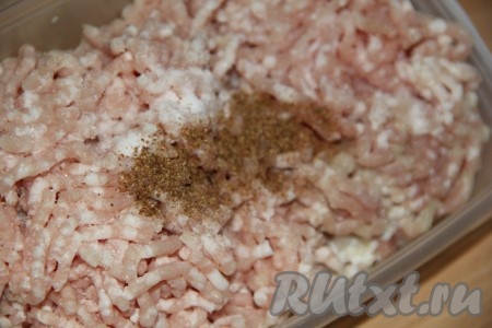 Пока тесто отдыхает, приготовить начинку для пельменей. Мясо и лук пропустить через мясорубку, добавить соль и специи в фарш, хорошо вымесить.
