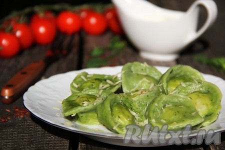 Готовые зелёные пельмени выложить на тарелку и подать со сметаной. Я посыпала пельмени тёртым сыром. Очень вкусные и яркие пельмешки получились из теста, замешанного с добавлением шпината, попробуйте обязательно!