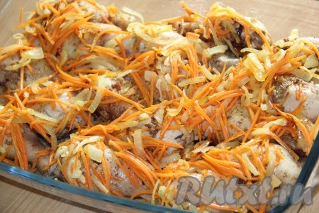 Выложить остывшие обжаренные овощи в жаропрочную форму поверх курицы.
