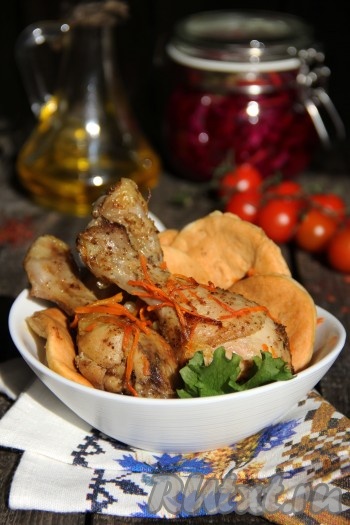 Подать вкусные и сочные куриные ножки с тестом, запечённые в духовке, к столу в горячем виде. 