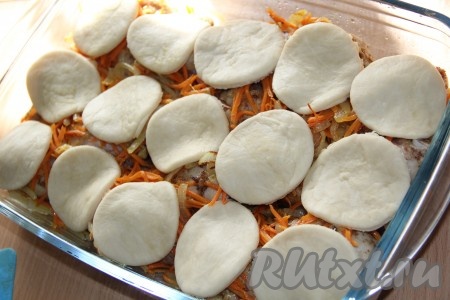 Выложить кружочки теста поверх куриных ножек и овощей.
