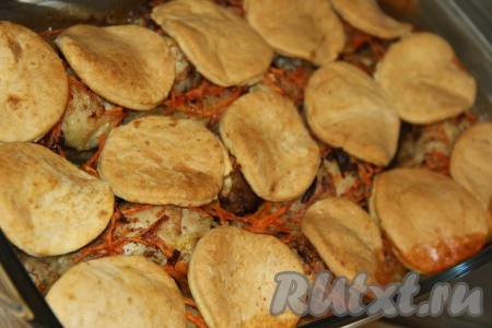 Поставить форму с куриными ножками в разогретую до 200 градусов духовку и запекать, примерно, 50 минут. Тесто должно покрыться золотистым цветом, а курочка хорошо запечётся.

