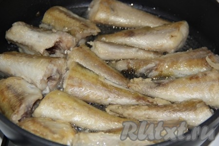На сильном огне обжарить рыбу с двух сторон в течение 2-3 минут с каждой стороны.
