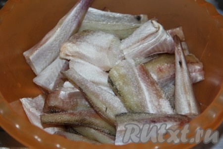 Минтая промыть под водой, удалить внутренности из брюшка и чёрную плёнку, отрезать плавники. Нарезать рыбу на порционные кусочки. У меня рыбки небольшие и я их разрезала на 2 части.
