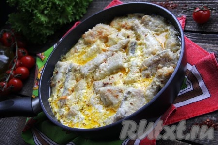 Вот такое вкусное и сытное блюдо из минтая с овощами в сметане получилось. С рисом просто пальчики оближешь и соусом не забываем полить.
