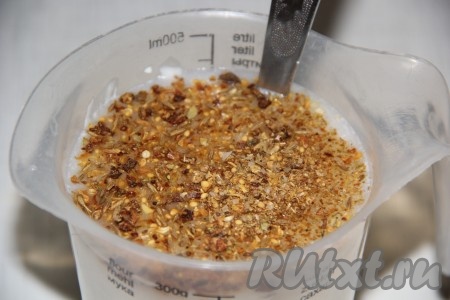 Соединить сметану и воду, добавить соль и специи по вкусу (я взяла 1 чайную ложку приправы к рыбе), перемешать получившийся сметанный соус.
