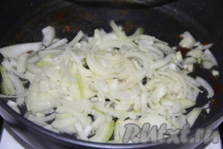 Переложить обжаренного минтая на тарелку. В сковороду выложить очищенную и нарезанную луковицу (я нарезала полукольцами), обжарить в течение 3-4 минут на среднем огне, не забывая периодически перемешивать.
