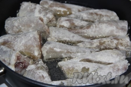 В сковороду влить растительное масло, разогреть и выложить кусочки минтая в один слой.
