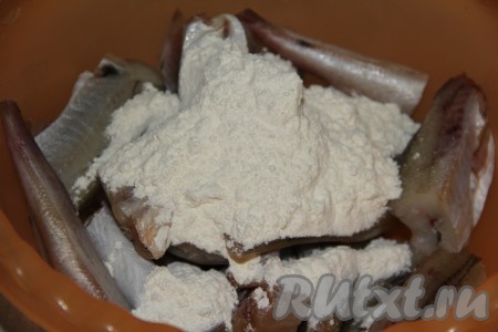 Посолить кусочки минтая, перемешать, затем всыпать муку и обвалять рыбку со всех сторон.
