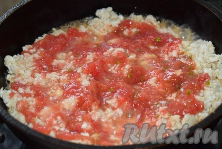 К практически готовому фаршу добавляем натёртый помидор, перемешиваем и тушим минут 5-7, не забывая иногда помешивать.
