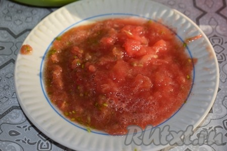 Далее натрём на тёрке помидор (можно натирать без кожуры).
