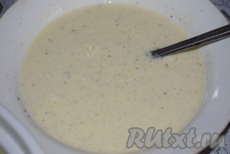 Перемешиваем получившуюся заливку с помощью вилки до однородности, вливаем воду, ещё раз перемешиваем и заливка готова.
